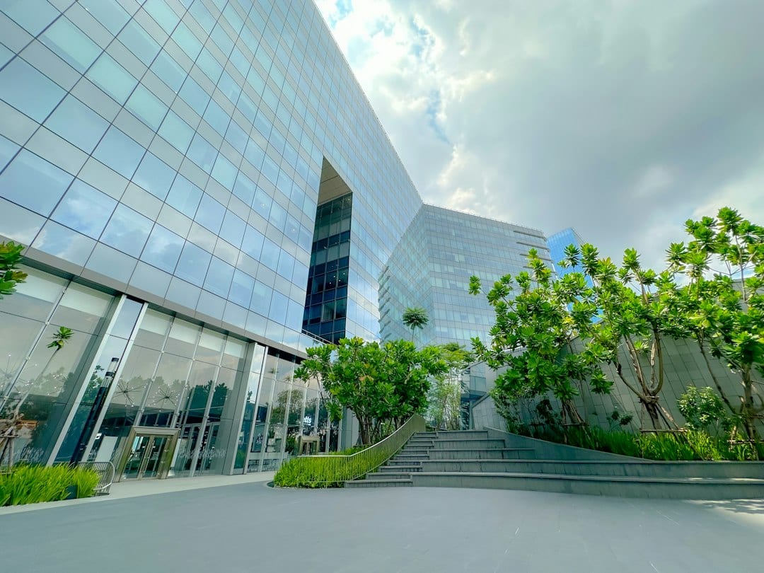 Contemporary office spaces in a green integrated development